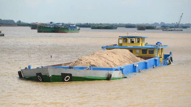 Hút[-]cát[-]ngoạm[-]nát[-]bờ[-]sông[-]Tiền